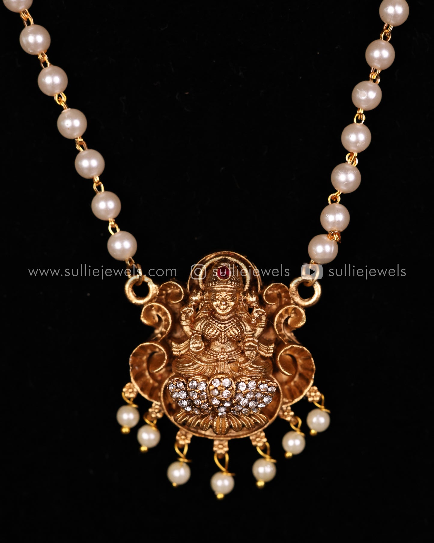 Lakshmi Pendant with Pearl / Gold Chain