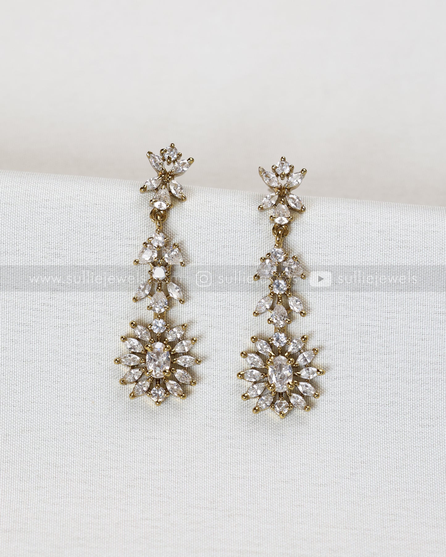3879 - Diamond Lookalike Oval Stone Necklace with Studs