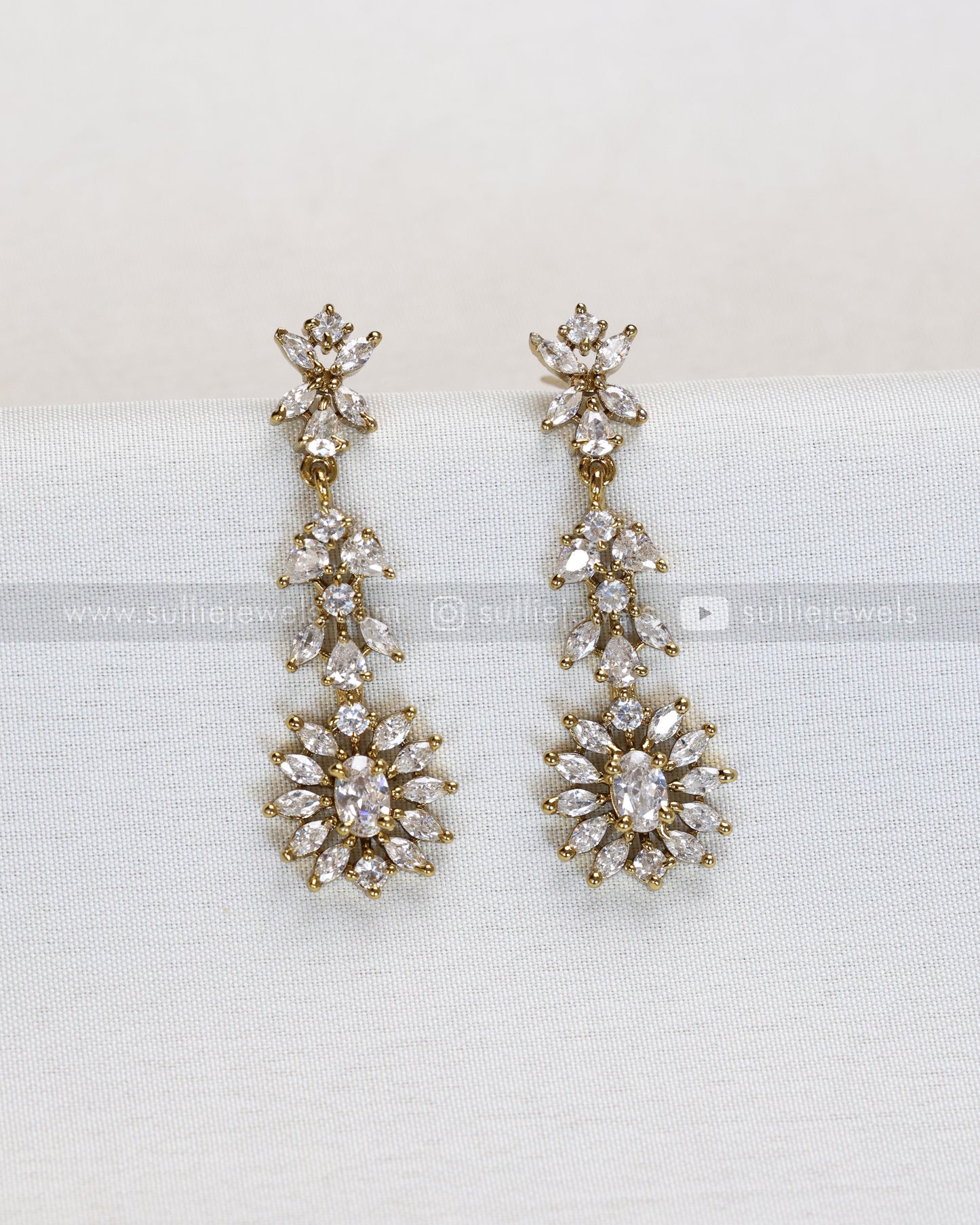 3879 - Diamond Lookalike Oval Stone Necklace with Studs