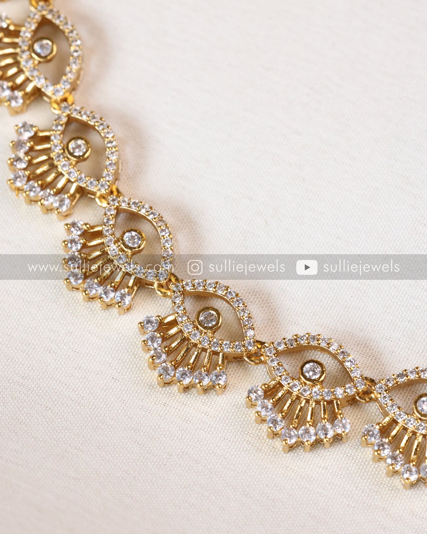 Diamond Eyes Necklace with Stud