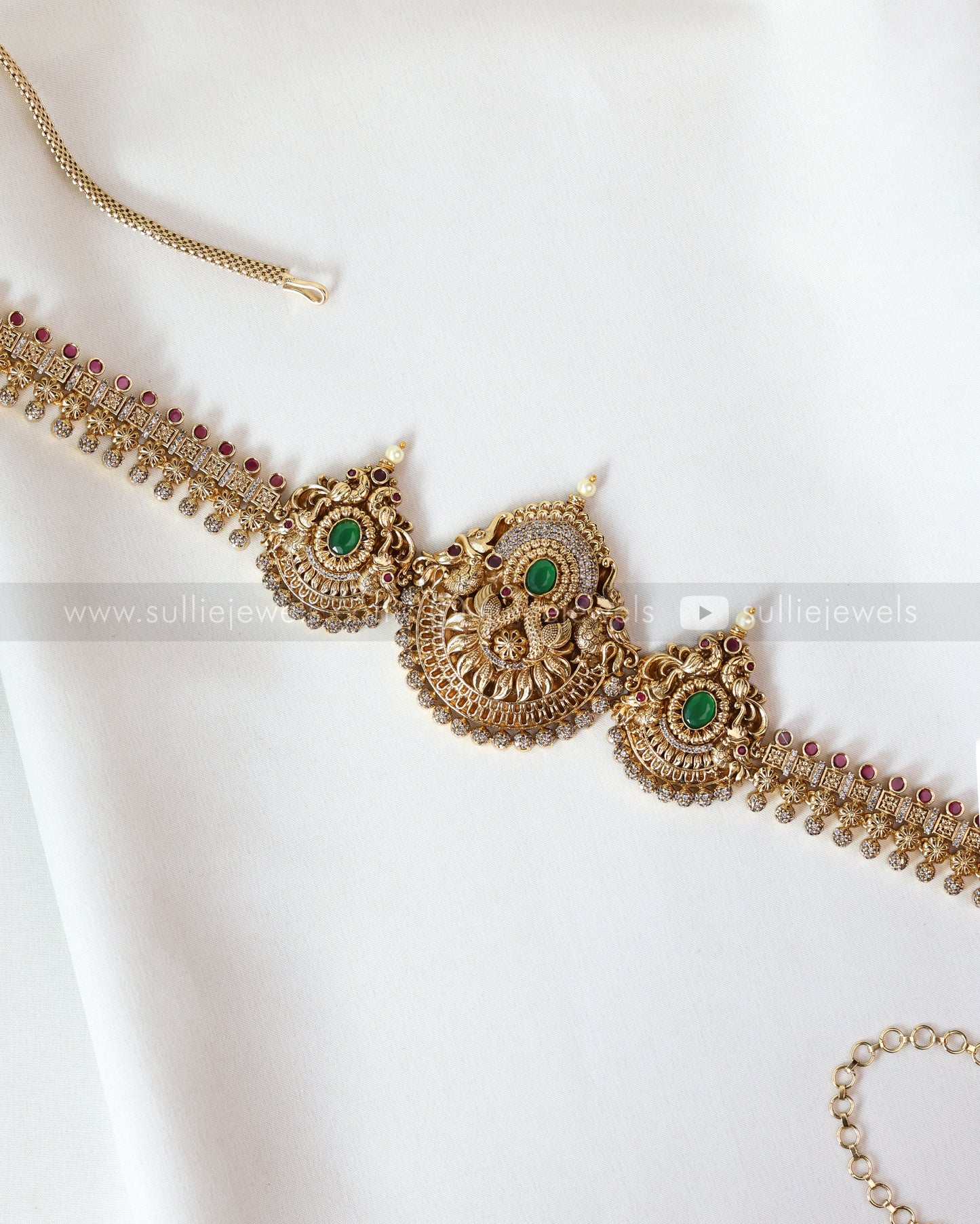 H209 - Emerald No Idol Peacock Detailed Premium Hipchain
