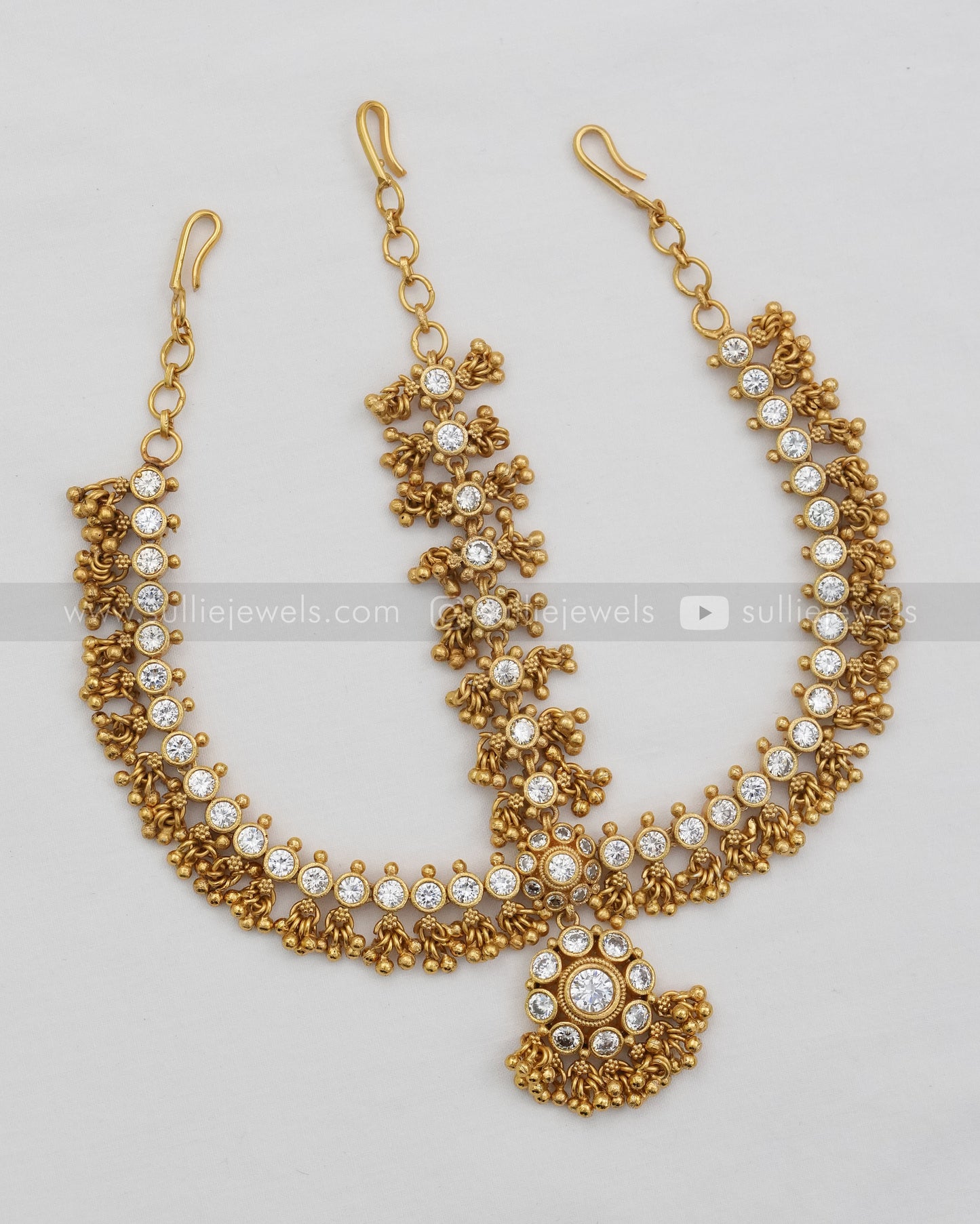 White Floral Kemp Damini Tikka with Gold Beads