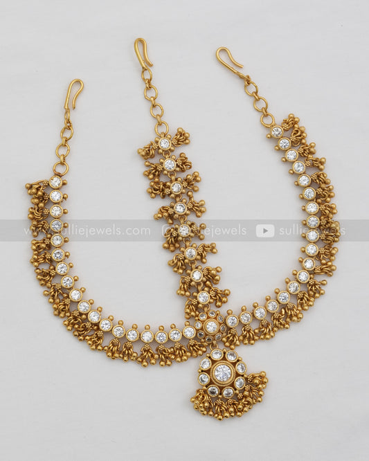 White Floral Kemp Damini Tikka with Gold Beads