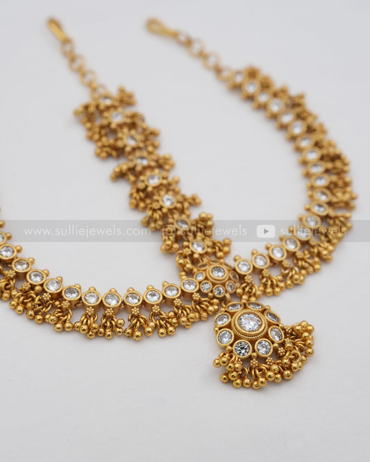 White Floral Kemp Damini Tikka with Gold Beads