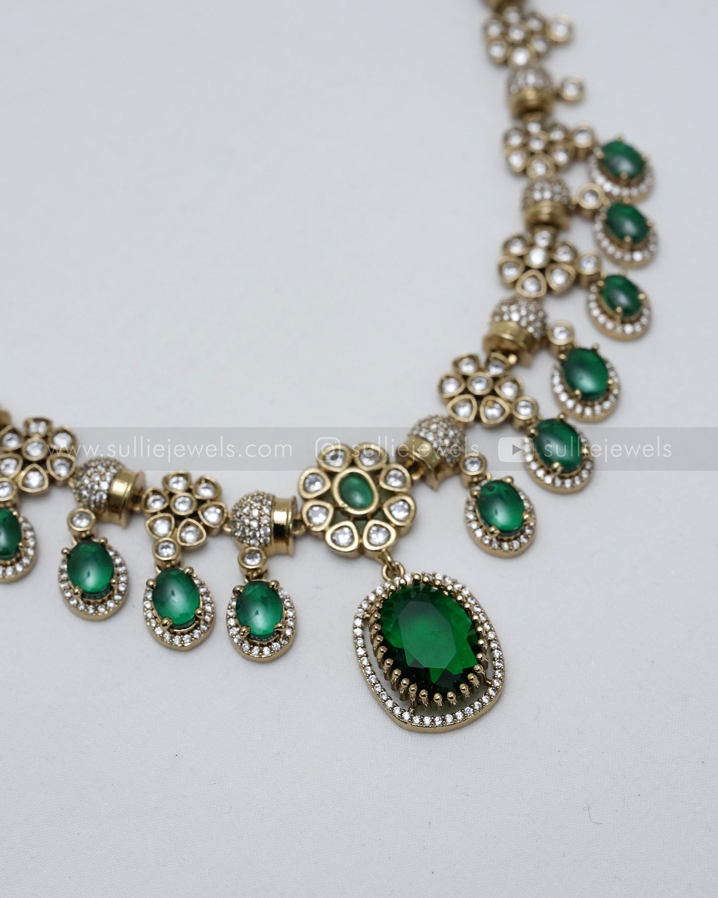 Emerald Premium Victorian Pendant Necklace with Earring