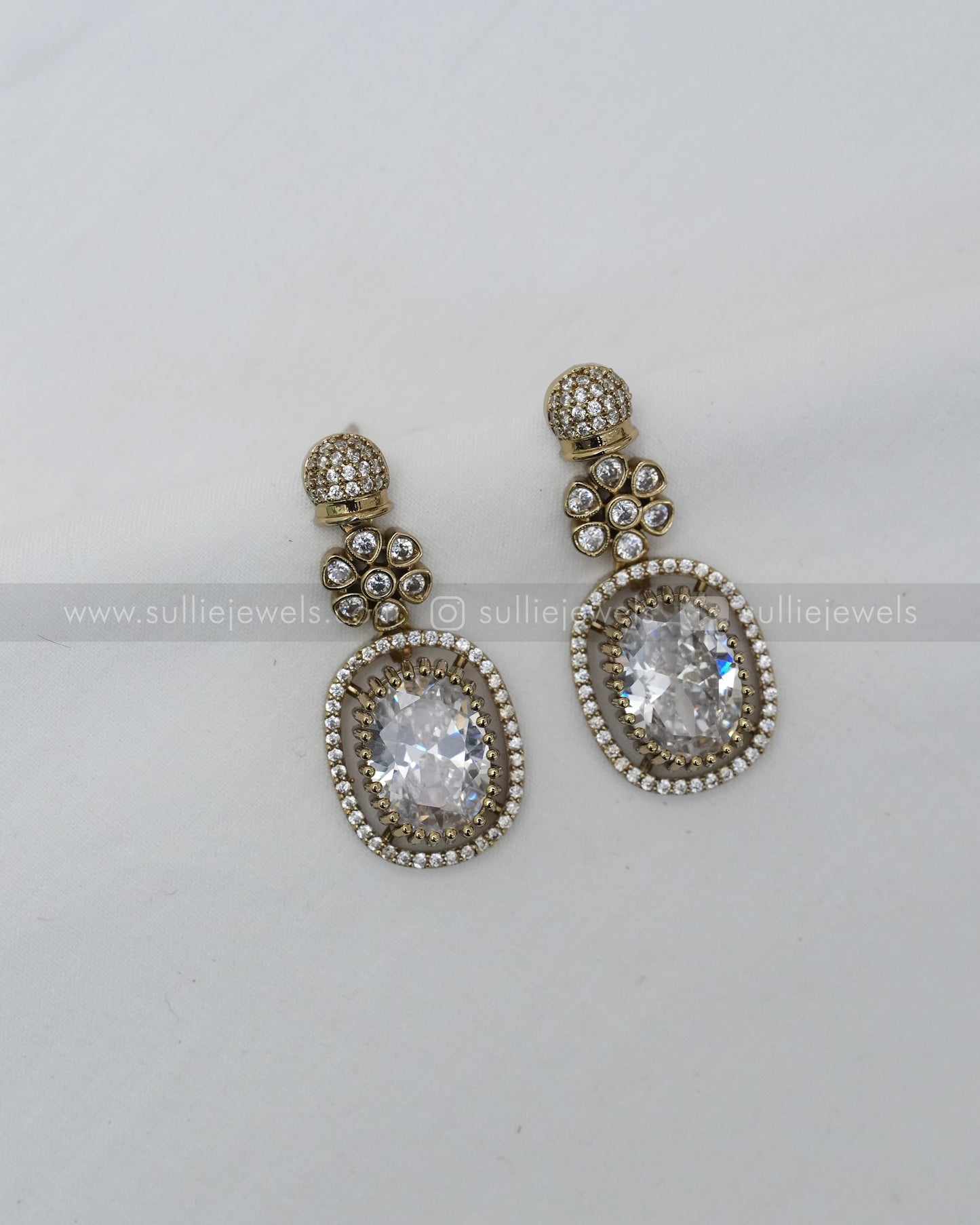 White Premium Victorian Pendant Necklace with Earring